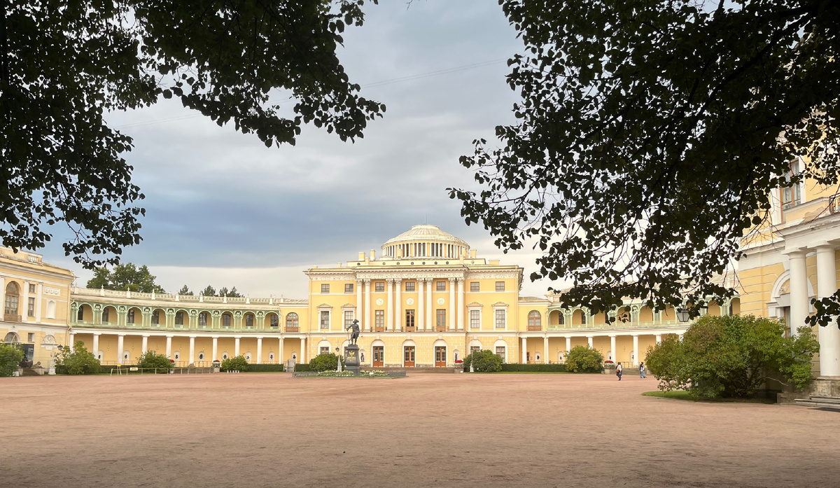 Павловский дворец, вид со стороны тройной липовой аллеи. Фото автора