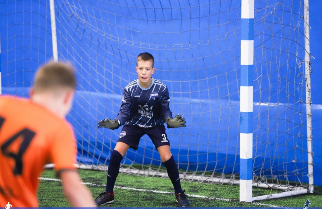 Арсений на воротах, сосредоточен 