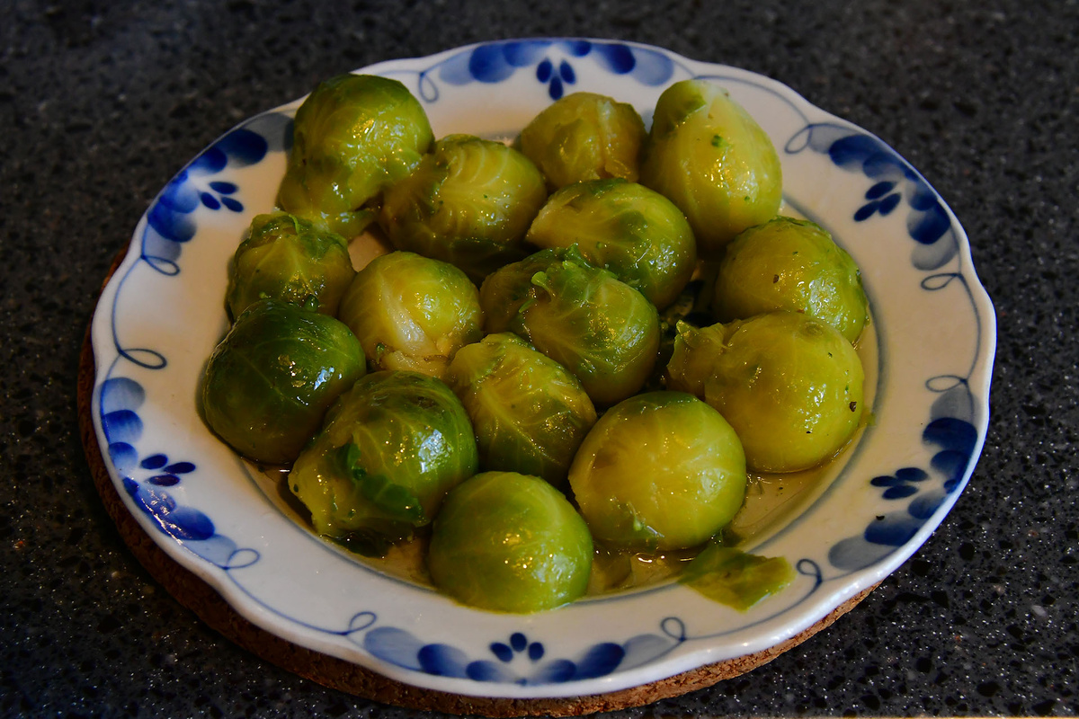 Отварная брюссельская капуста 