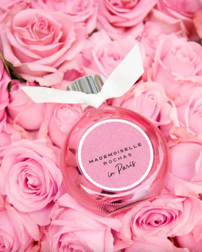 Верхние ноты: Малина, Груша и Бергамот; средние ноты: Роза, Жасмин и Орхидея; базовые ноты: Ваниль, Сандал и Мох.