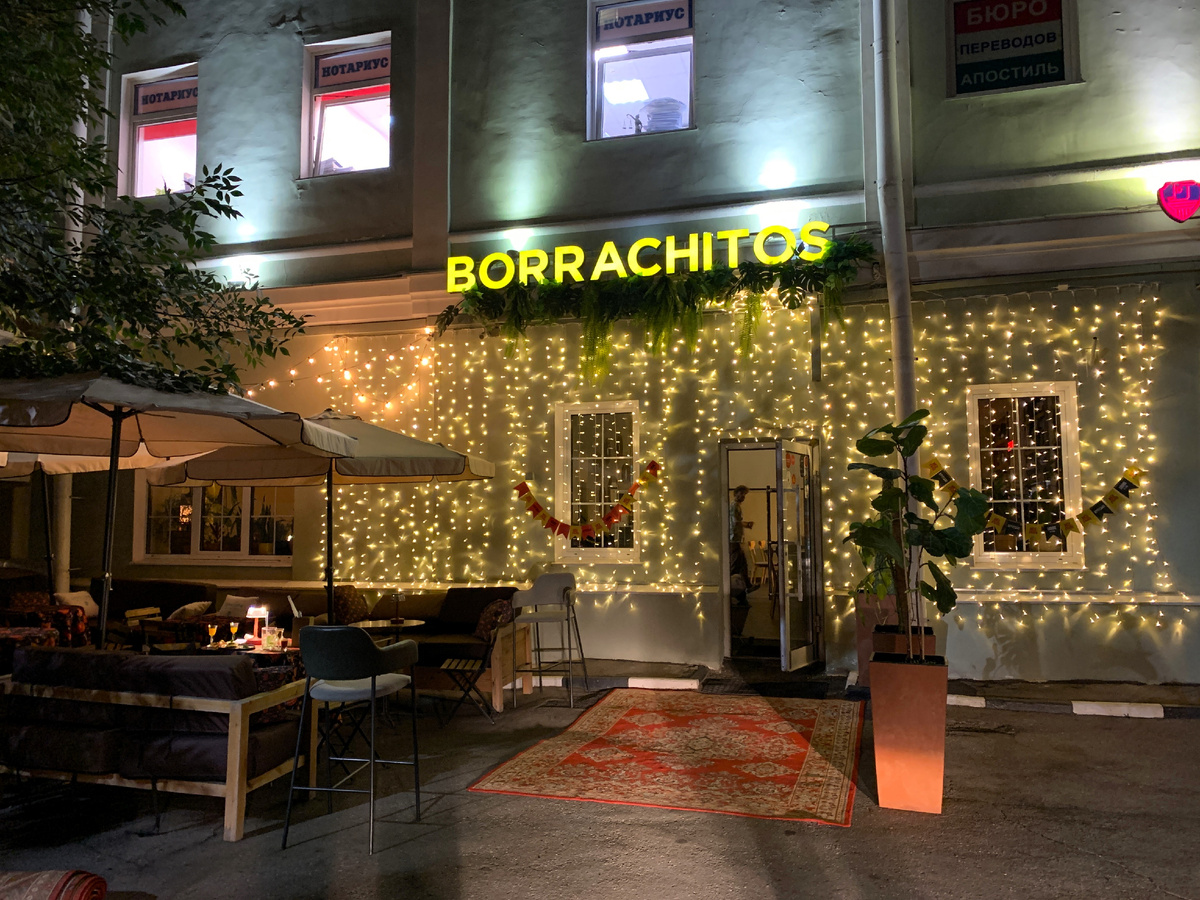 Фасад "Борачитос" и наши тени