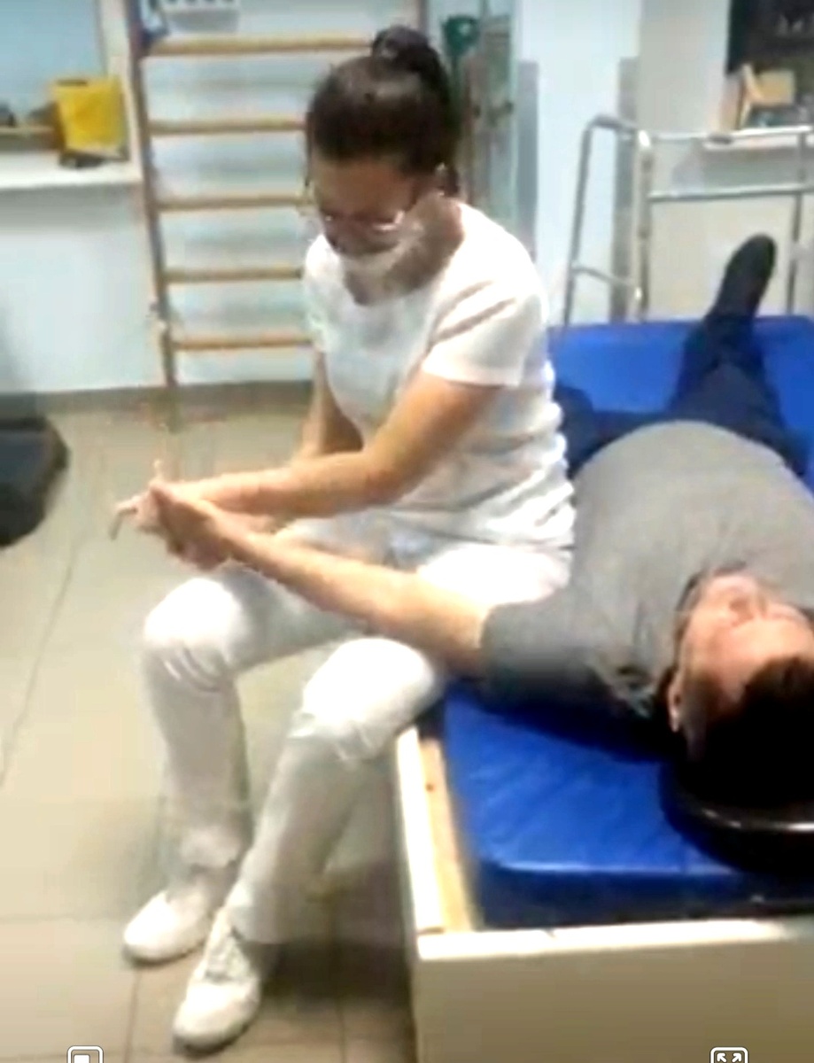 С мужем занимается специалист по ЛФК (стоп-кадр видео)