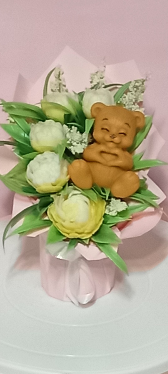 Дорогие читатели! 💖 Позвольте представить вам мой новый мыльный букет, созданный с любовью и заботой. Этот удивительный букет включает в себя очаровательных зайчиков и медвежат, а также нежные, цветущие пионы.