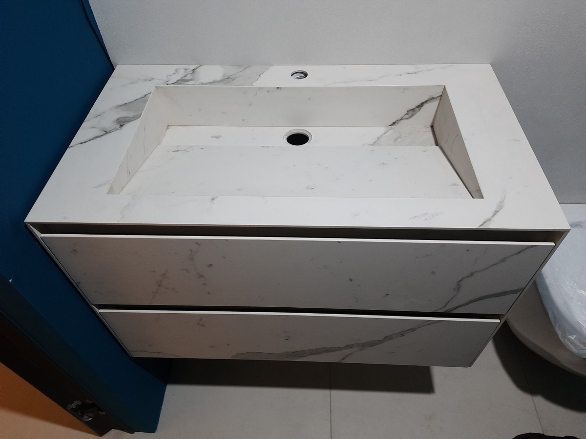 Обратите внимание на столешницу с наклонной поверхностью и передним краем из керамогранита – великолепный элемент, который добавит элегантности и современности в любое помещение. Эта уникальная конструкция не только эстетически привлекательна, но и функциональна, обеспечивая максимальный комфорт в использовании.

Наклонная поверхность данной модели позволяет удобно размещать предметы, а керамогранитный передний край привносит дополнительную прочность и долговечность. Выбирая этот элемент, вы получаете не только высококачественный продукт, но и стильное решение для вашего дома.

Керамогранит – материал, известный своей устойчивостью к механическим повреждениям и легкостью в уходе. Такой выбор делает столешницу идеальной для ежедневного использования, обеспечивая долгий срок службы и сохранение первоначального вида. Создайте комфортное и современное пространство, которое будет радовать вас и ваших гостей.