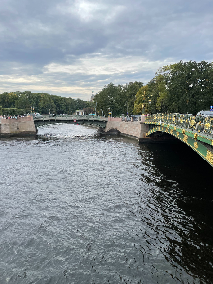 Памятник чижику-пыжику, что на Фонтанке водку пил, появился не так давно. Его умыкали несколько раз, а теперь можно купить сувенир в натуральную величину в лавочке рядом. Слева вдали - желающие пытаются попасть монеткой на маленький постамент. Нелёгкая задача.