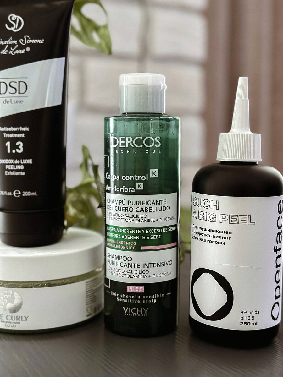 Один из моих любимых шампуней-пилингов для жирной кожи головы, склонной к себорейному дерматиту. В своем составе содержит 1,3% салициловую кислоту и 1% пироктон оламин.