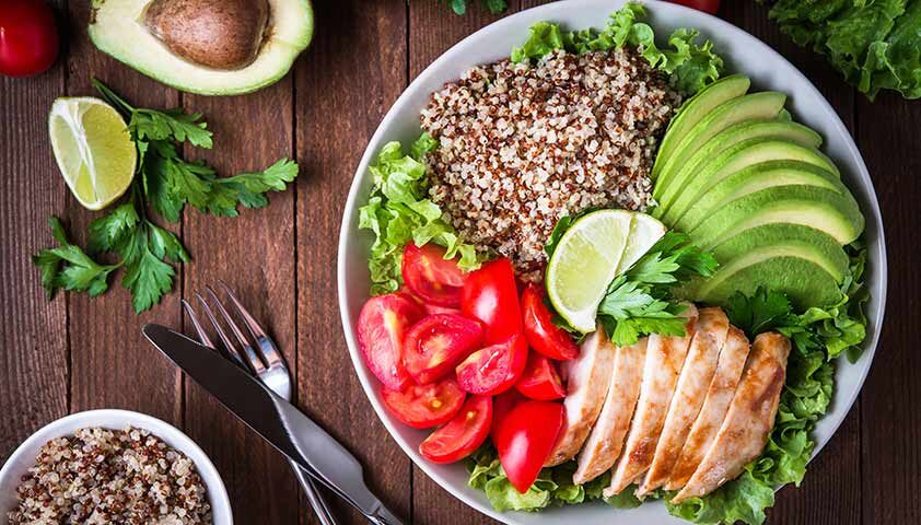 
Сбалансированное питание помогает снизить уровень холестерина в крови и сократить риск инфаркта и инсульта