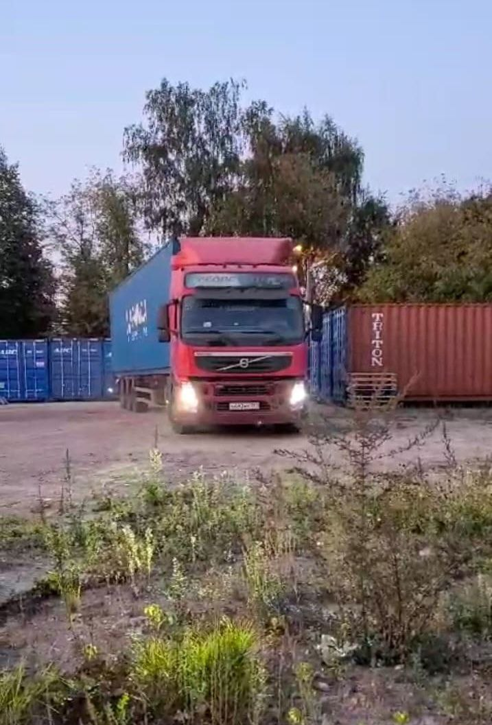 Вот он наш запечатанный контейнер с кормом. Скоро будет в приюте! УРА!!!!!!