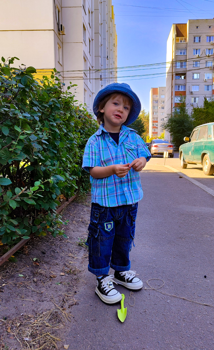 Сегодняшний look для дневной прогулки. Панама всё ещё с нами 😅. 