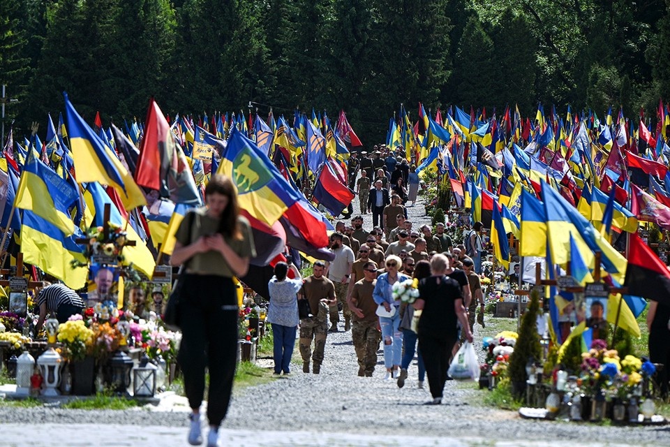    Тысячи украинцев погибли на войне, которой вовсе могло не быть, не объяви Зеленский о желании вступить в НАТО. GLOBAL LOOK PRESS