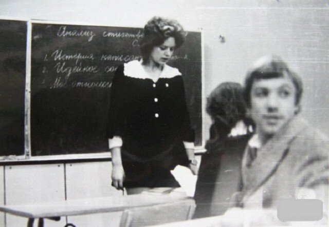 "Вы много всего рассказывали. У вас были красивые платья. Девчонки всегда ждали, в каком платье вы придете" -  красивые платья я шила вечерами на подаренной бабушками машинке