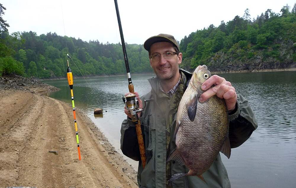 Телевизор для рыбы. На что можно ловить на рыбалке. Перловка для рыбалки. Оснастка для нахлыстовой ловли. Рыбалка летом.
