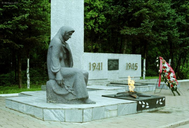 Солнечногорск. Фото с сайта https://imena.onf.ru/placements/moskovskaya-oblast/memorialnyy-kompleks-vechnyy-ogon-bratskaya-mogila-skorbyashchaya-mat. Взято с Яндекс.Картинки