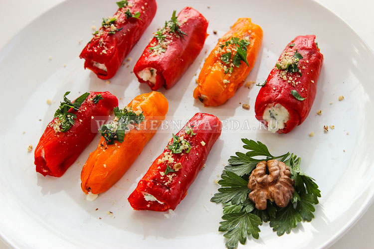 Закуска из перца с творожным сыром, орехами и чесноком