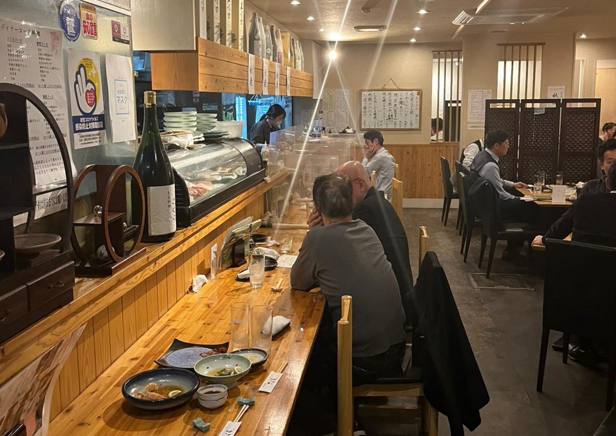 Вот подсказка. Кто-то из посетителей его уже выпил, кто-то пьёт, а кто-то ждёт. Приглядитесь!