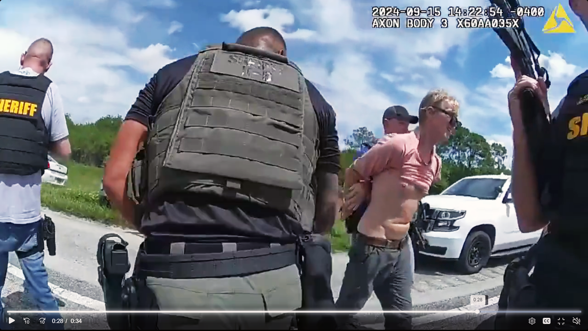 Офис шерифа округа Мартин опубликовал видео с боди-камеры задержания Райана Уэсли Рута в воскресенье 15.09.2024 г. на федеральной автостраде во Флориде. Снимок экрана/Martin County Sheriff's Office/Facebook 