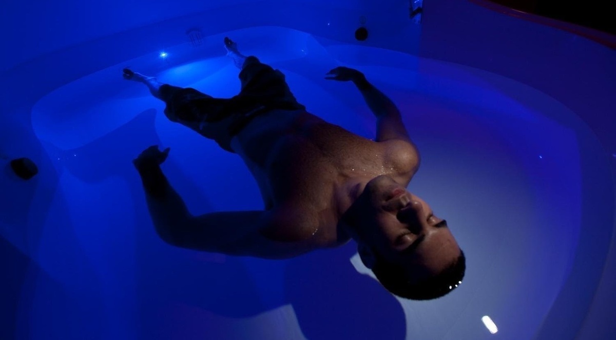 Флоатинг (floating) - лежание на сверх-солёной воде комнатной темпаратуры, запускает много позитивных биохимических процессов в мозгу 