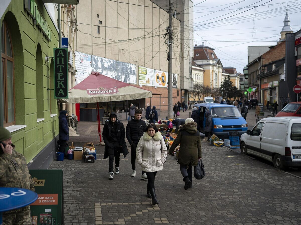    Люди гуляют по центру города Беречево в Закарпатской области Украины© AP Photo / Denes Erdos