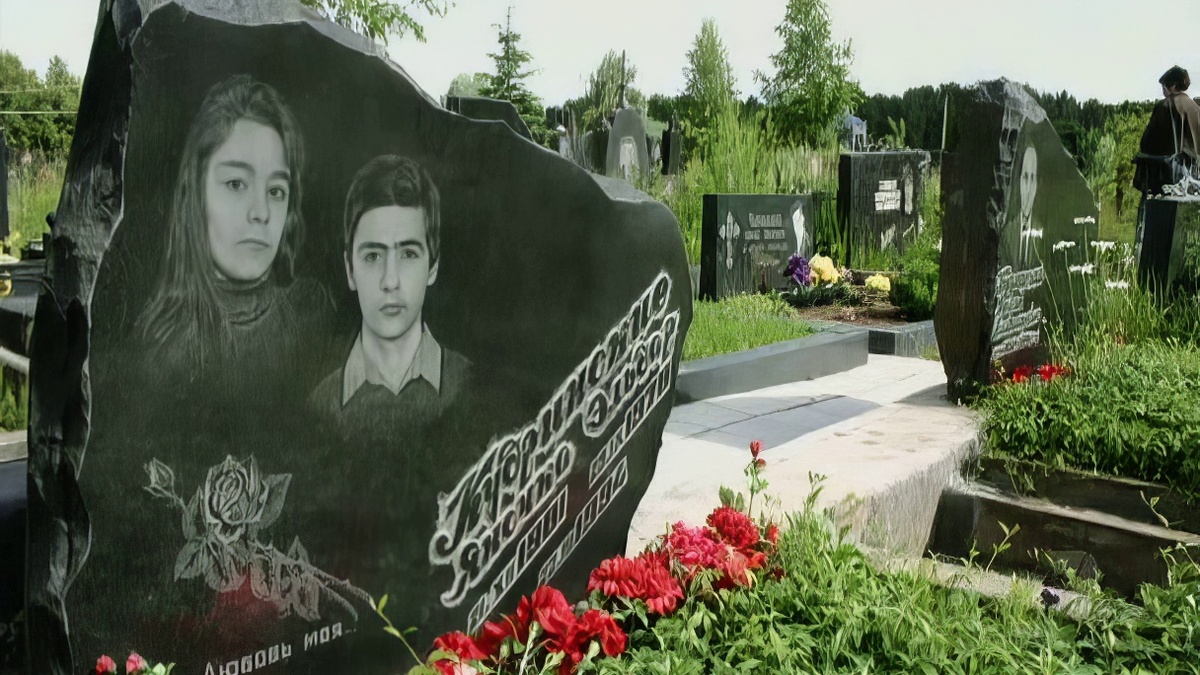 Могила Эльдара и Яны Кудринских на Митинском кладбище в Москве