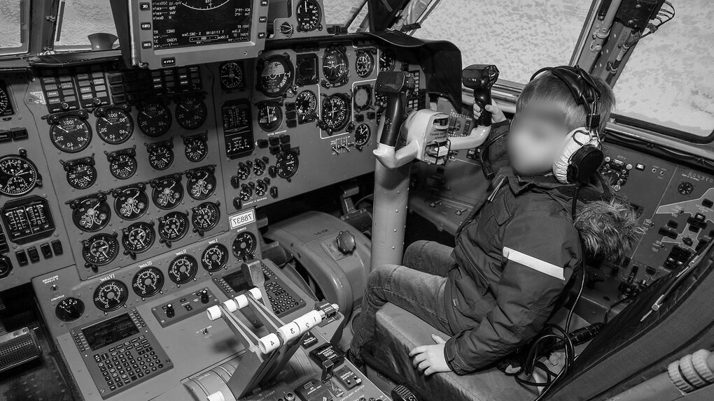 Ребенок в кабине самолета/ фото с дзен-канала Top Secret History