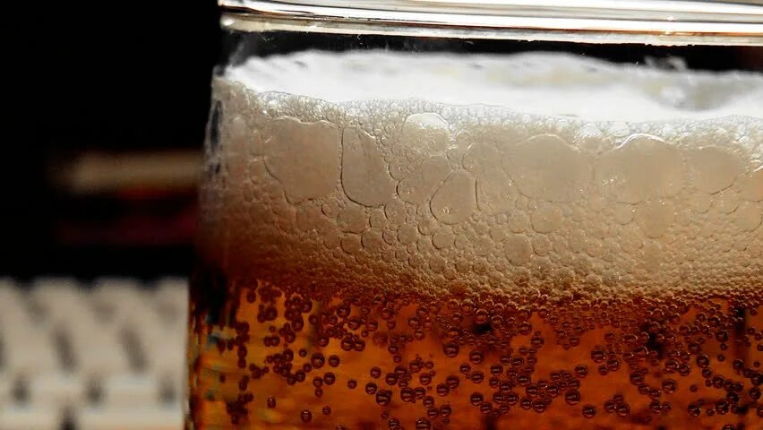 Во времена "пивной кардиомиопатии" добавление кобальта в качестве стабилизатора пены приводило к тому,что у людей, злоупотребляющих данным напитком, содержание первого в сердечной мышце (как показало вскрытие впоследствии) увеличивалось в 10 раз, помимо этого у 80% из них наблюдалось поражение желудка. 