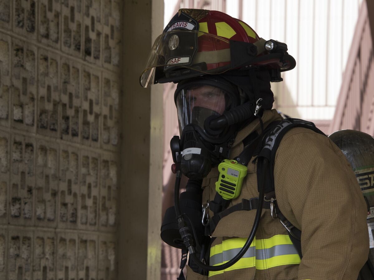    Пожарный на базе ВВС США "Трэвис" в Калифорнии во время учений© Фото : U.S. Air Force / Heide Couch