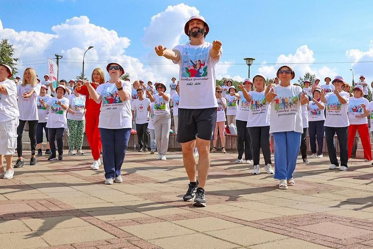    Весь летний сезон для людей старшего поколения проходили занятия на свежем воздухе на 800 уличных площадках по всему городу. mos.ru