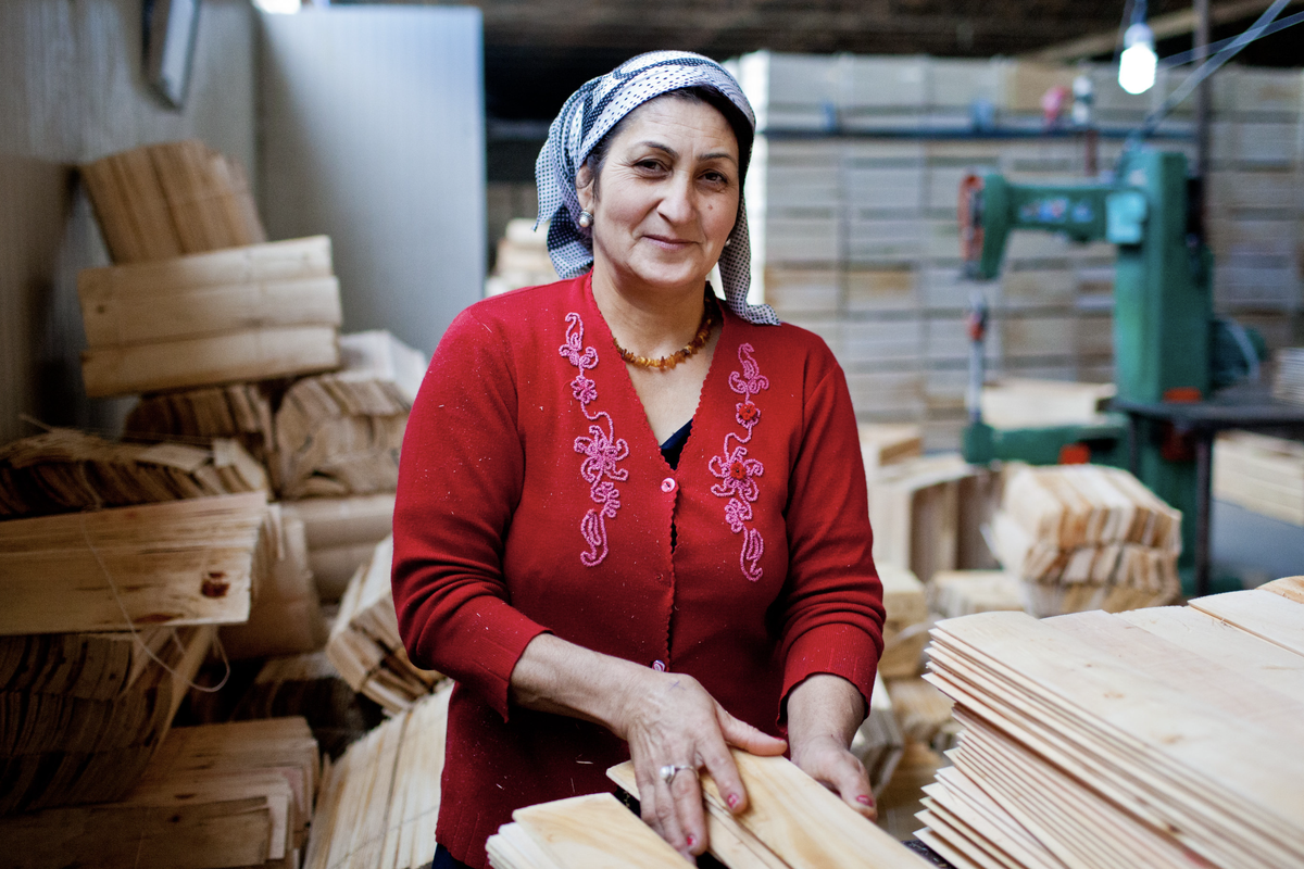 Женщины в Азербайджане работают не меньше мужчин, но их заработок ниже