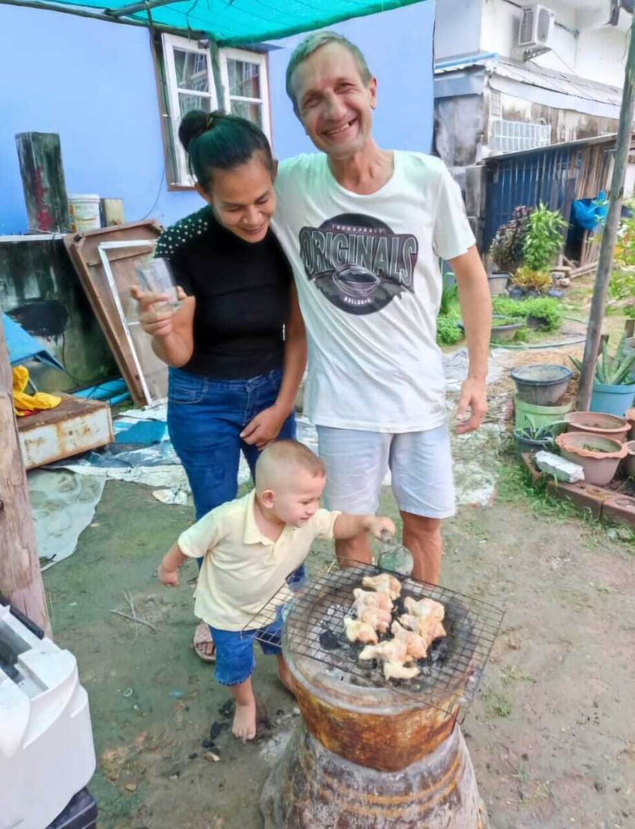 Вот  она, та самая тайская жена Ники, что  сдала мужа  полиции  для выдворения из страны...  А он ей еще курицу покупал. Эх! 