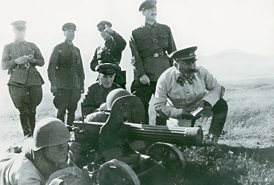 Маршал С. М. Буденный и командующий Орловским ВО генерал-майор М. Г. Ефремов во время учений, 1938 г.