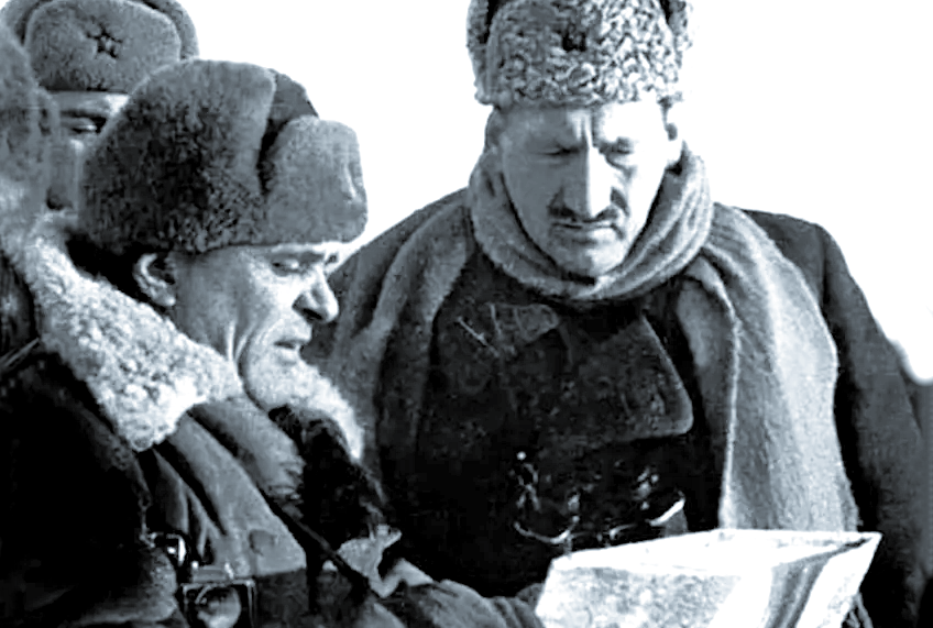 Герой повествования (справа) изучает боевую обстановку.