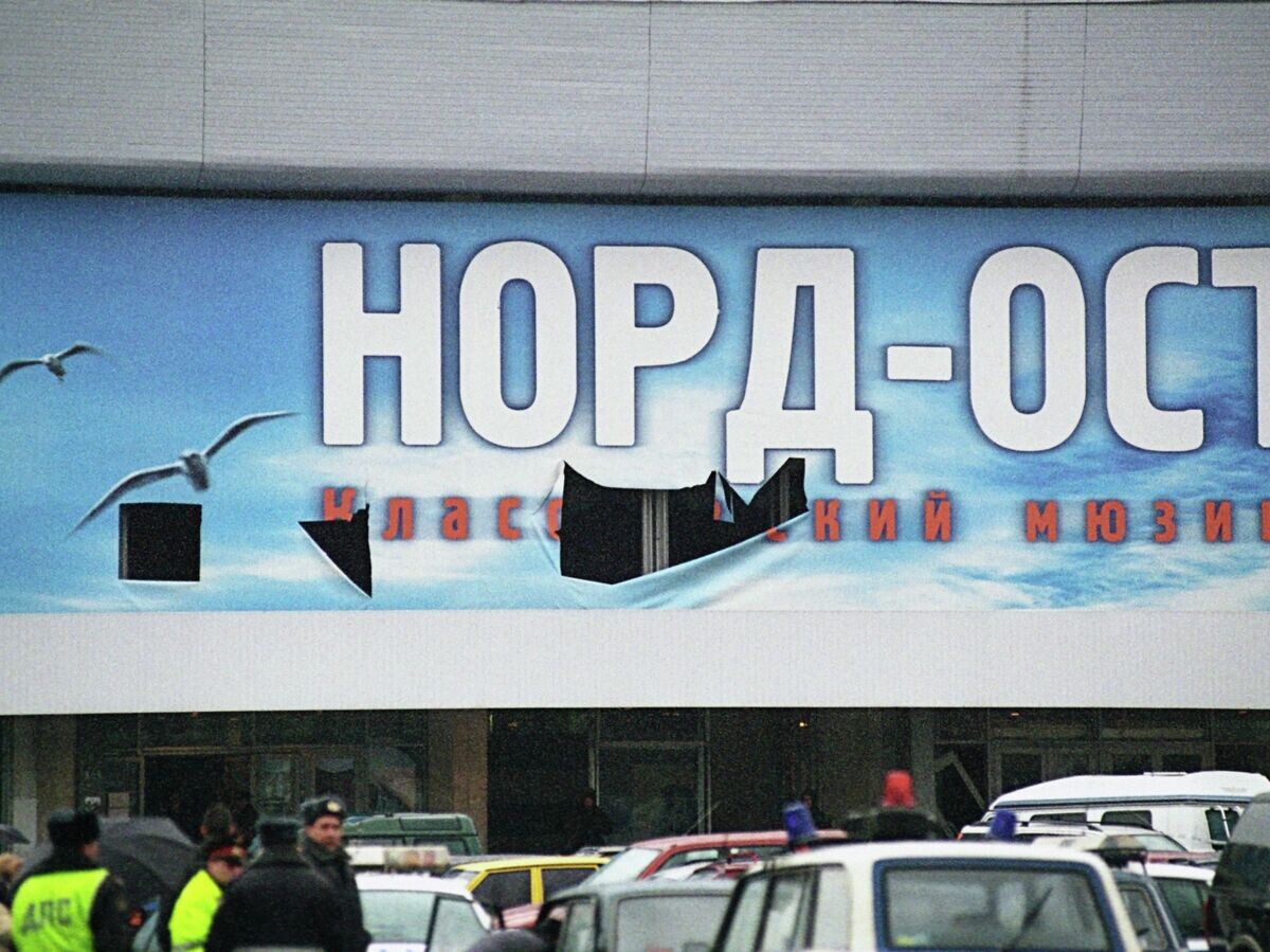    Здании театрального центра на Дубровке, захваченное террористами© РИА Новости / Дмитрий Коробейников