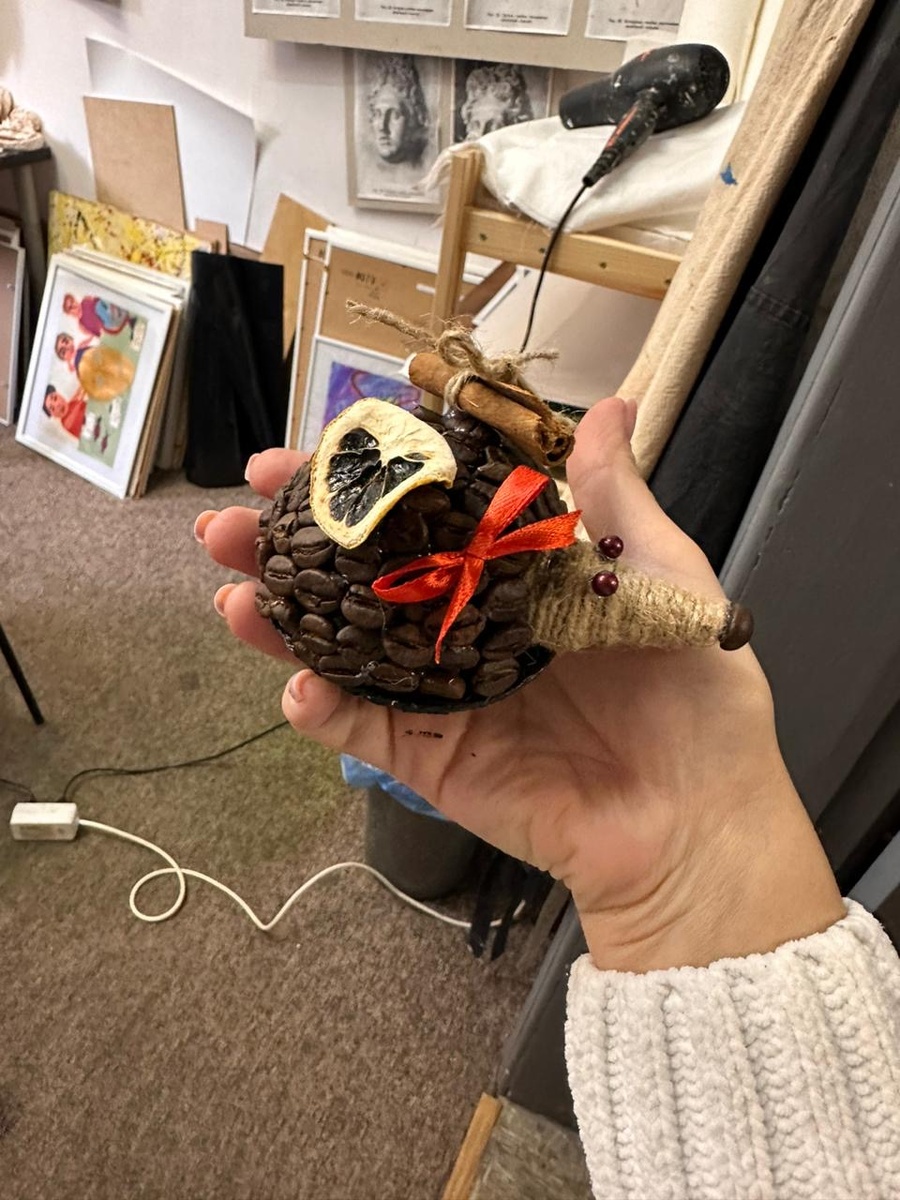 Поделка внучки. Не правда ли еж чудесен? 