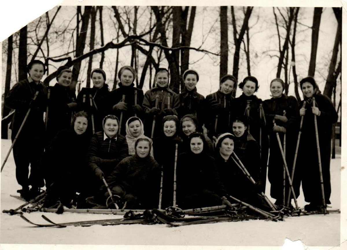 Ленинград. 1955 год. Третья справа в верхнем ряду моя бабушка Раиса Александровна Сергеева (через год возьмёт фамилию дедушки и станет Бабий)