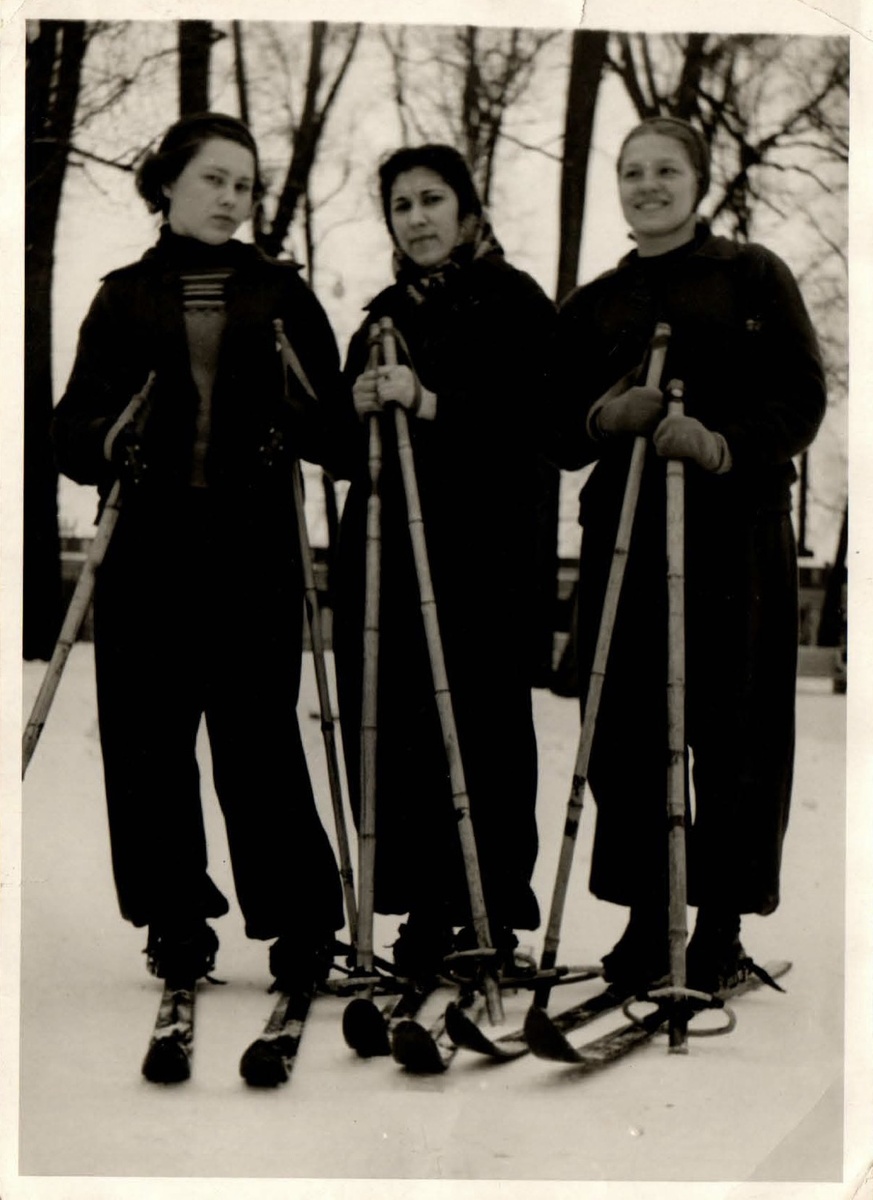 Ленинград. Фотография датируется на обороте годом ранее, 1954 год. Но по идее, это один и тот же год с фотографией выше. 1954 или 1955 год. Слева моя бабушка Раиса Александровна Сергеева, по всей видимости, с подругами