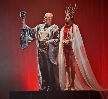 фотографии со спектакля получились слабого качества. Нашла из интернета