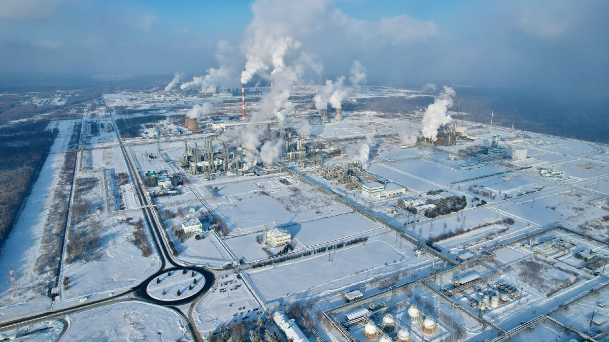 © Vyacheslav Bukharov / Wikimedia Commons / CC BY-SA 4.0 (Промплощадки «ЗапСибНефтехима» компании СИБУР и «Тобольск-полимера», 2023 г. Сегодня здесь ежегодно производят порядка 2,5 млн тонн полиэтилена и полипропилена, что составляет 70% от общего объема в России)