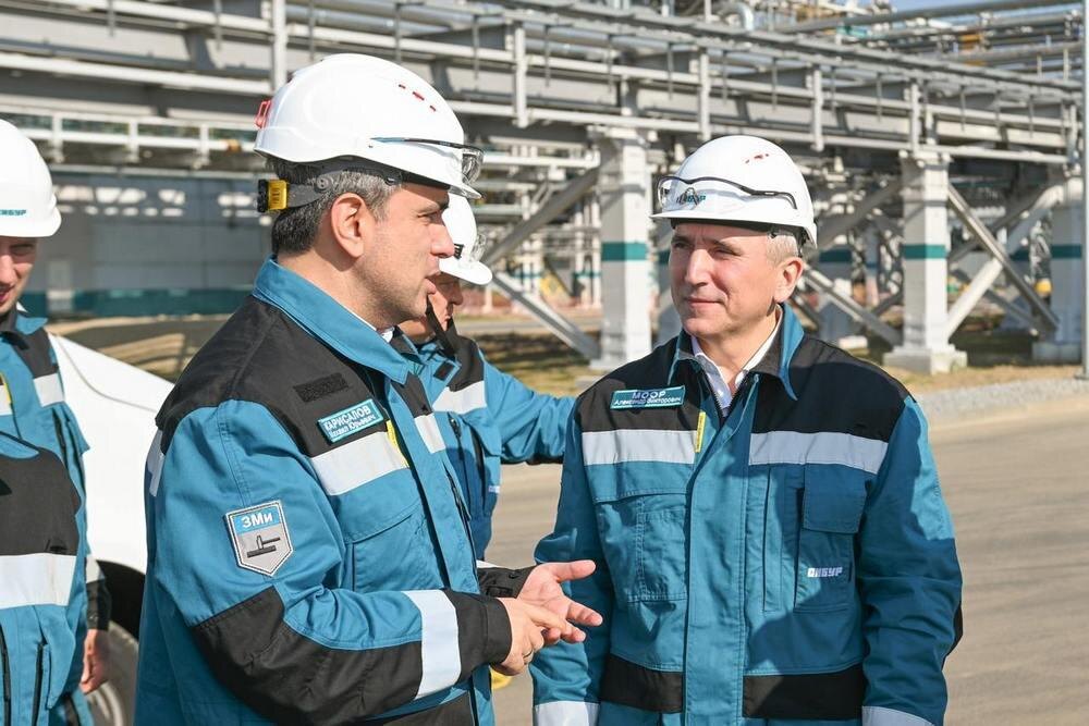 © Пресс-служба губернатора Тюменской области / admtyumen.ru (В сентябре 2024 г. глава Тюменской области Александр Моор осмотрел строящиеся технологические объекты Южной площадки «ЗапСибНефтехима» в Тобольске)
