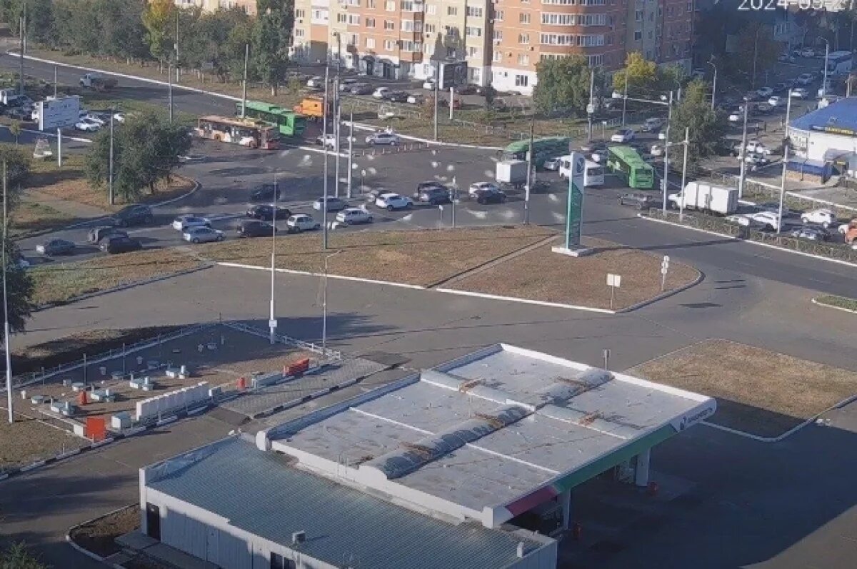    В Оренбурге на улице Терешковой грузовик оборвал троллейбусной линии