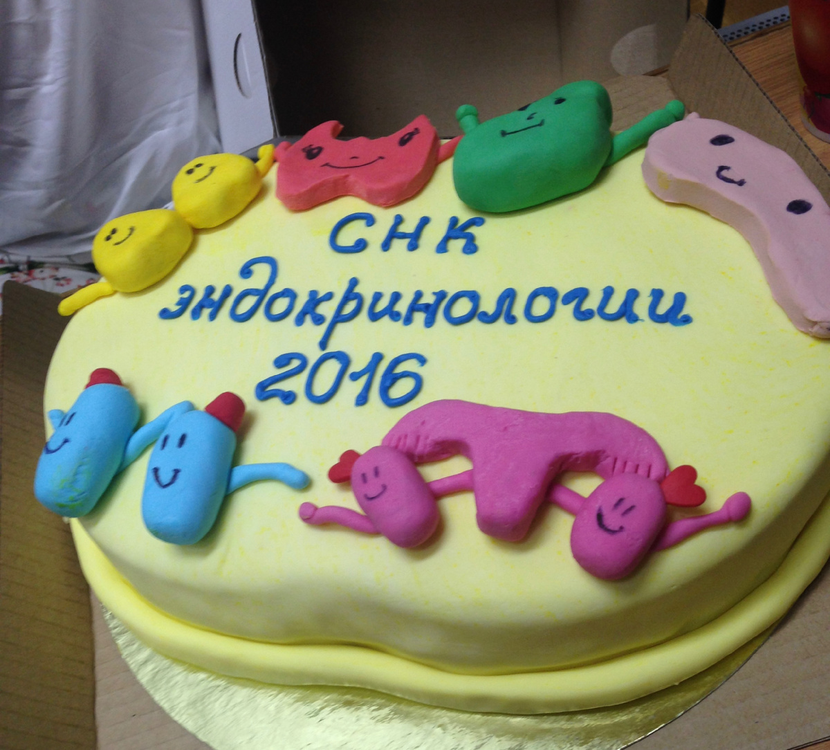 Наш «выпускной» торт. Все эндокринные органы узнали?