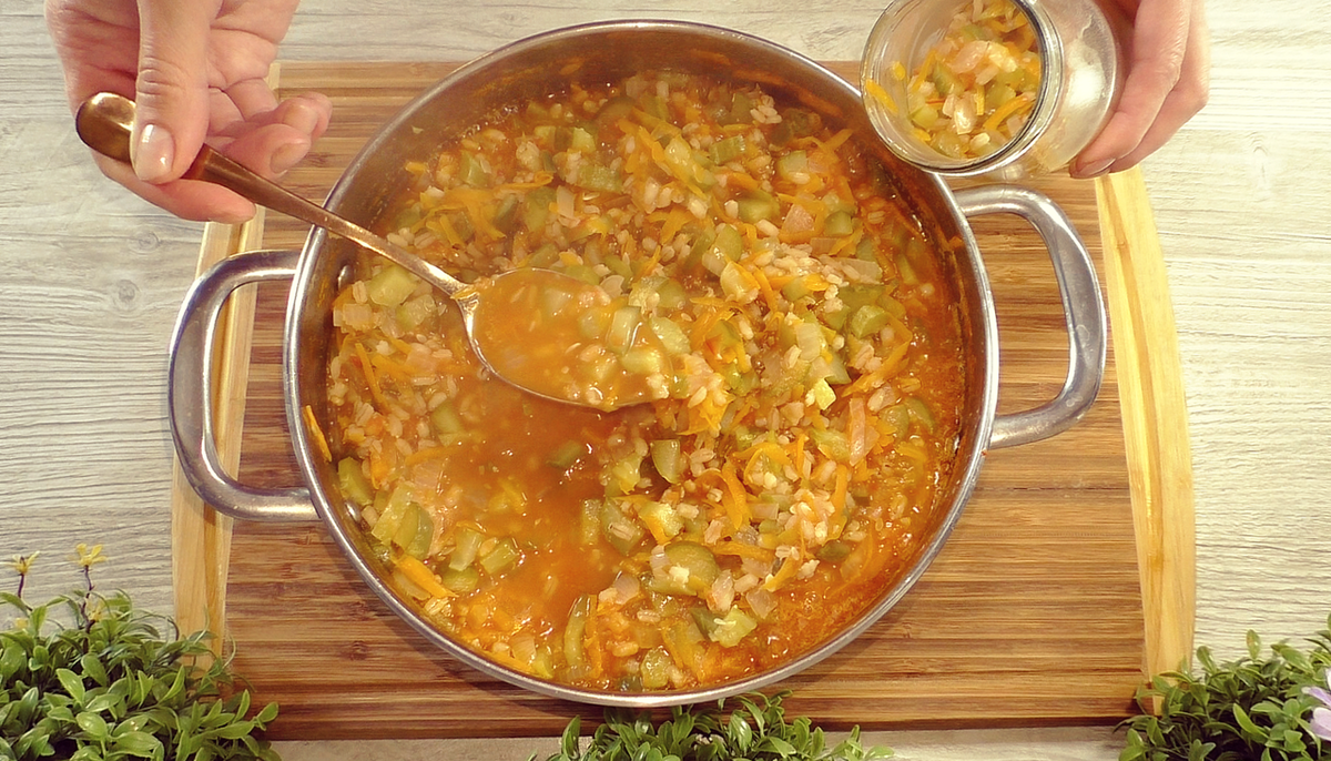 Рецепт приготовления на зиму рассольника без перловки. Рецепты заготовок на зиму рассольник. Рассольник на зиму с перловкой и свежими огурцами на зиму. Рассольник рецептура. Рассольник в банке на зиму.