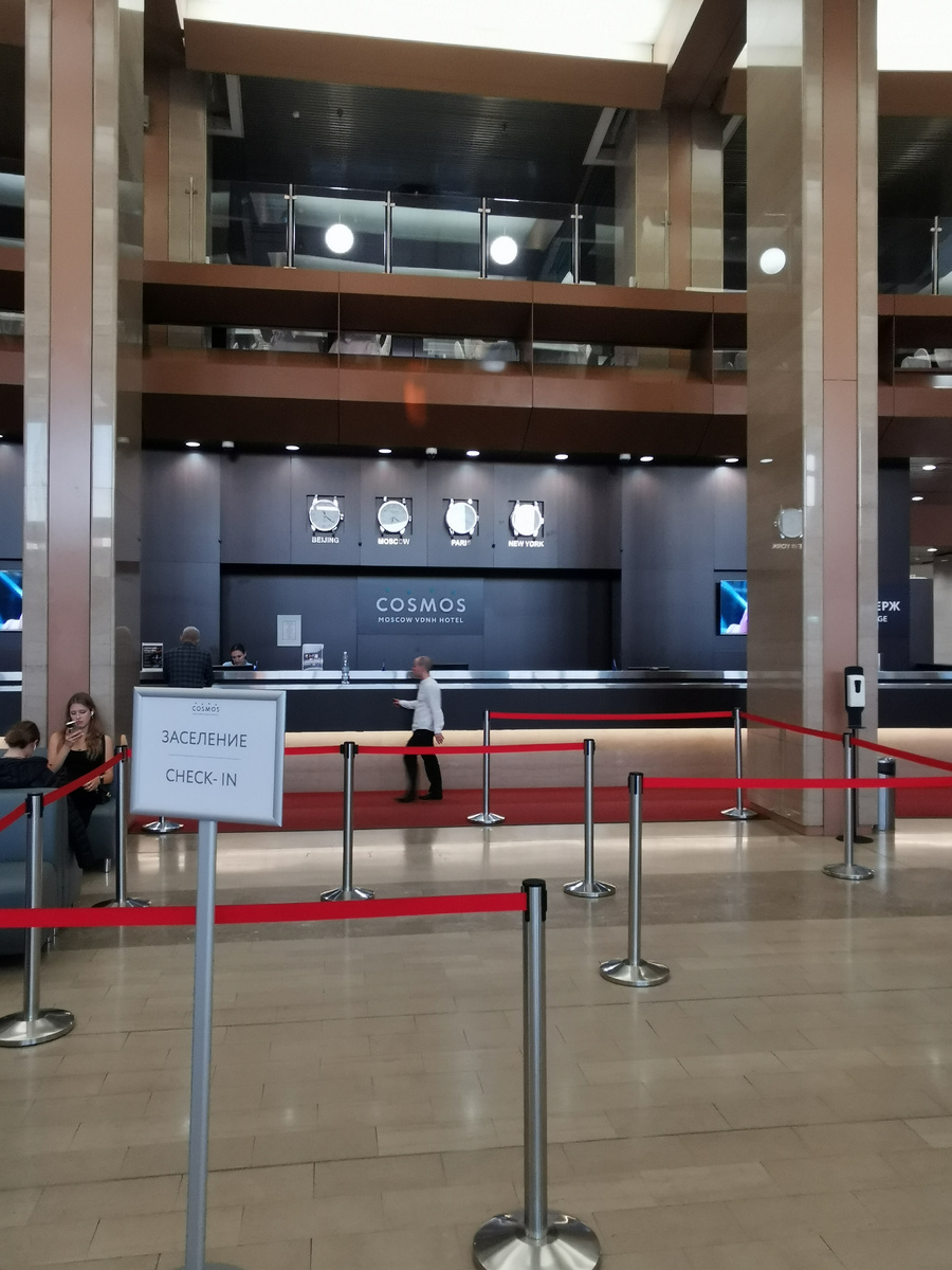 Место для очереди к стойке Check in