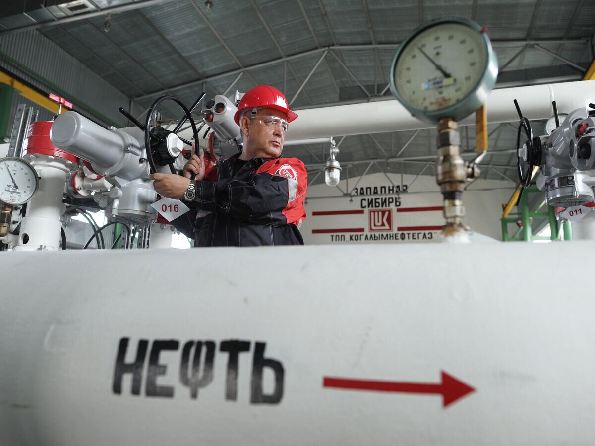    Рабочий на пункте подготовки нефти © РИА Новости / Илья Питалев