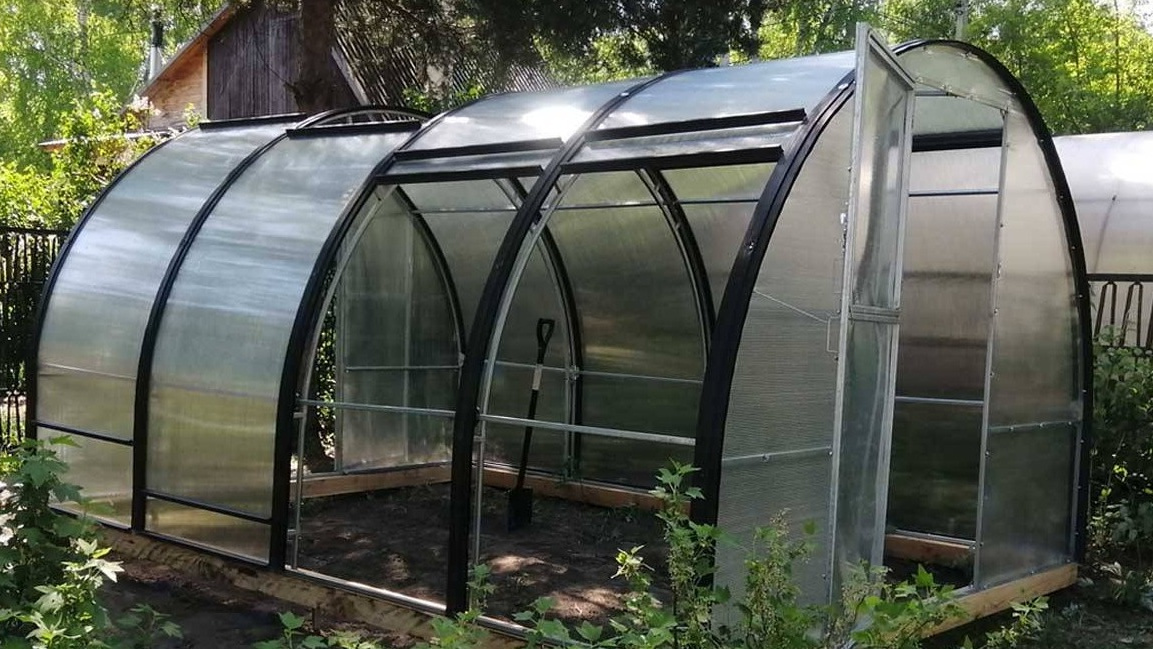 Начало обработки теплицы - важный момент для каждого огородника.