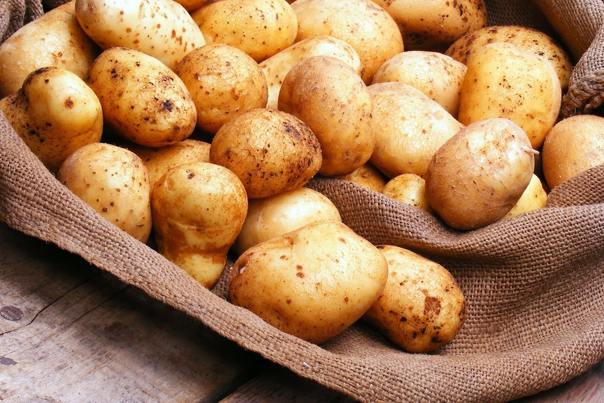     Простой трюк для хранения картофеля: положите эти листья в ящик, и клубни останутся крепкими и упругими