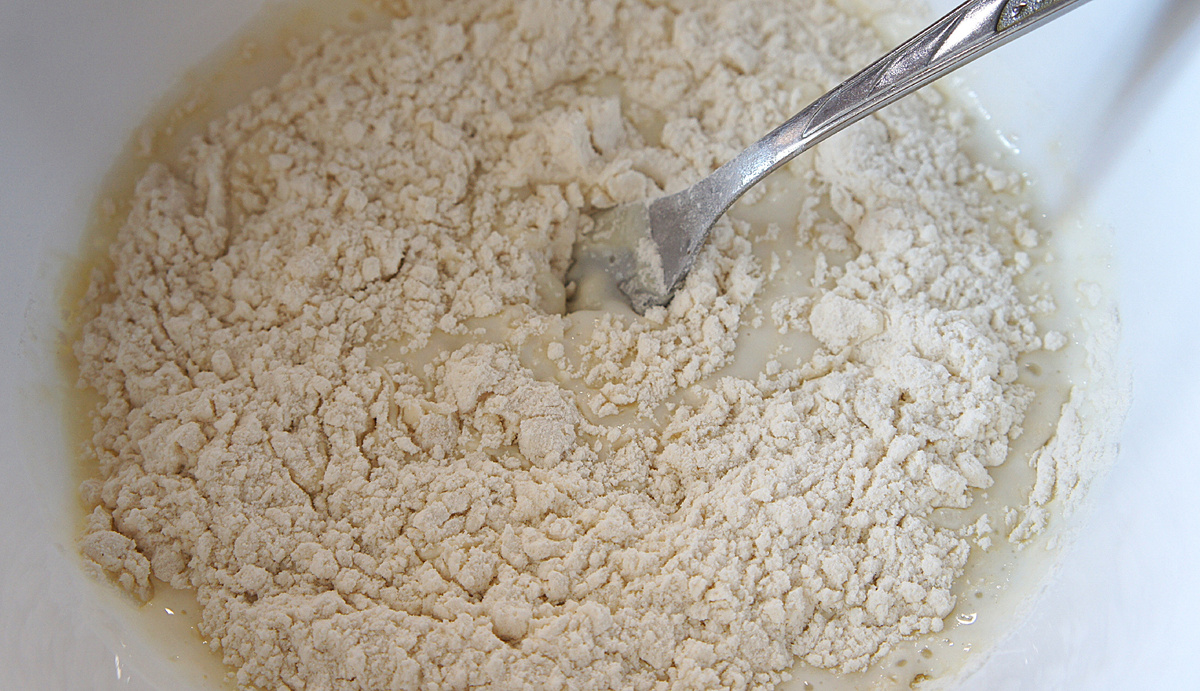 Процесс замешивания теста