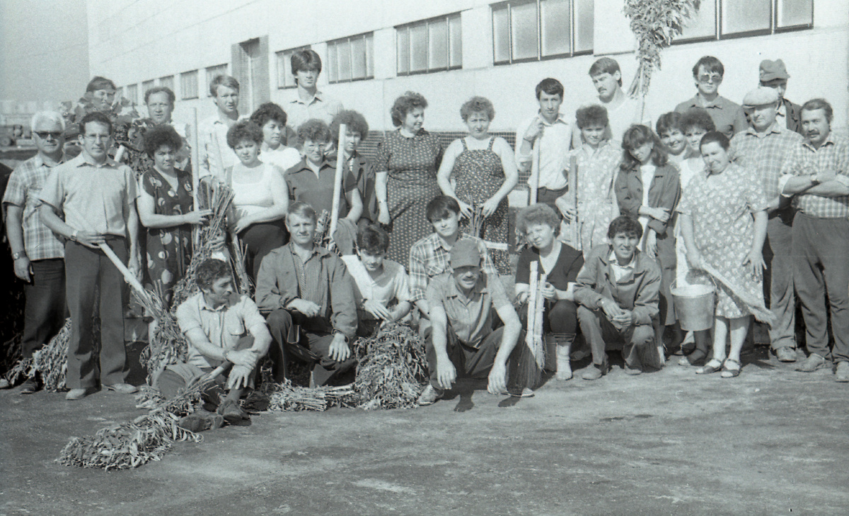 Второй слева стоит Мархамов Халит Зайнурович - директор автоцентра (1983-1988).