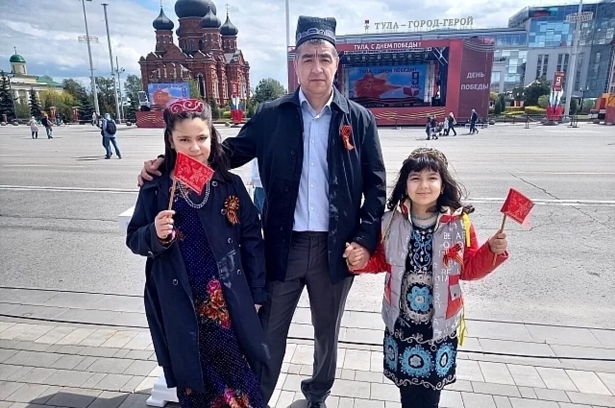    Сухроб Термизов с дочерями каждый год 9 Мая выходит на площадь в национальных костюмах.