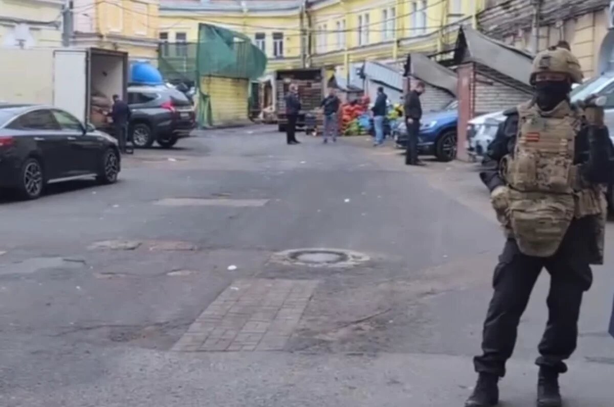    Силовики провели масштабный рейд на Сенном рынке Петербурга