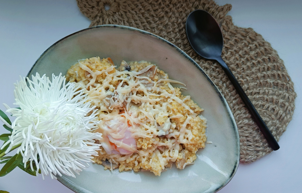 Такой обед был дополнен салатом из помидоров и зелени, а также протеиновым пудингом на десерт. 